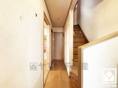 シンプルで洗練された玄関スペース。帰るたびにホッとできる、心地よい住まいの入り口。