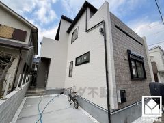 リビングだけでなく洗面室へも直接出入り可能な2WAYキッチンで、効率的に家事を行える動線設計になっています。