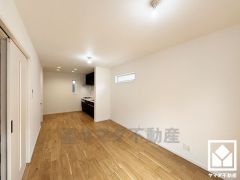 シンプルで美しいデザインのリビングが、毎日の生活に彩りを添える。