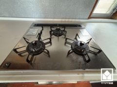 毎日の料理がもっとスムーズになる、便利な3口コンロ付き。