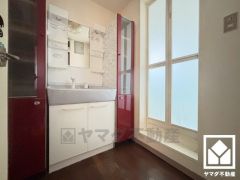 小さなお子様のお風呂上りもこのスペースがあればゆったりとして頂けます。