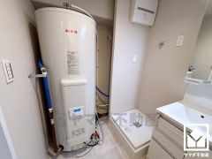 電気温水器を搭載。火を使わないため安全性が高く、貯湯式なので停電時にも貯めてあるお湯を生活用水として使用することができます。沸き上げ時間を設定できるため、時間帯別電灯契約にも対応しています。?