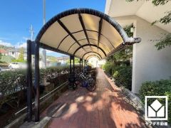 屋根付きの駐輪場・バイク置場もございます。雨や風、直射日光からお乗り物を守ることができます。