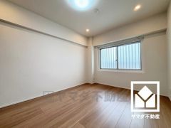 大きな窓からは明るい光が降り注ぎます。