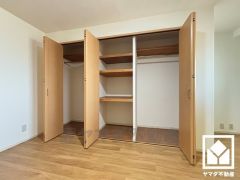 新たに家具を買わなくても良いので、ハンガーパイプ付きのクローゼットは嬉しいですね。奥行きがあるので、収納力も申し分ありません。