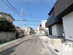 「ウエルシア尼崎御園店」まで徒歩4分、「ミニストップ尼崎口田中」まで徒歩5分、「コープ尼崎近松」まで徒歩6分など、お買い物施設が徒歩圏内に複数あり便利な住環境です。