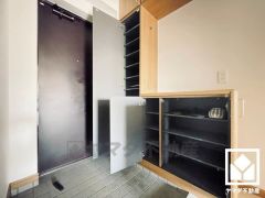 玄関にはたっぷりの収納スペースを完備。家族の靴もしっかり収納できるので、玄関がいつも片付き、気持ちよくお客様を迎えられます。お出かけの前のチェックにも便利な鏡付きです。