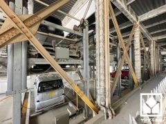 敷地内に駐車場を完備（月額8000円～28000円）。出入口は防犯性に優れたリングシャッター付き。空き状況等は弊社スタッフまでお気軽にお問い合わせください。