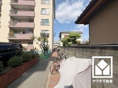 大きな複合遊具や野球のできるグラウンドが設置された「瓦林公園」が徒歩圏内にございます。バラ園も整備されており、四季折々のお花も楽しめる住環境です。