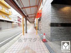 「ライフ甲子園店」まで徒歩4分、「ファミリーマート甲子園口三丁目」まで徒歩3分など、お買い物施設が徒歩圏内に複数あり便利な住環境です。お問合せお待ちしております。