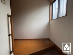 シンプルで洗練された玄関スペース。帰るたびにホッとできる、心地よい住まいの入り口。手すり付きで、バリアフリーにも配慮されています。家族みんなが過ごしやすい住宅です。