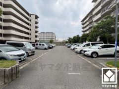 敷地内に駐車場を完備（月額12000円～15000円）。重い荷物や雨の日の移動もスムーズで、快適なカーライフを実現。空き状況は弊社スタッフまでお気軽にお問い合わせください。