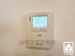 突然の来訪時でも安心なモニター付きインターホンを完備。お留守番中のお子様でも簡単に来訪者の確認ができます。