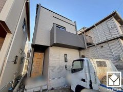 駐車スペースを並列2台分確保。重い荷物や雨の日の移動もスムーズで、快適なカーライフを実現。来客時にも便利です。