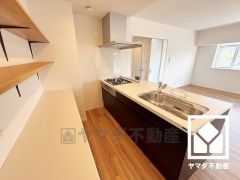 カウンターキッチンなので配膳や片付けがしやすく、お料理中でもお子様の様子が分かって安心です。毎日の料理がもっとスムーズになる、便利な3口コンロ付き。