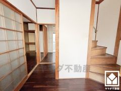 階段に手すりがございます。バリアフリーにも配慮された、家族みんなが過ごしやすい住宅です。