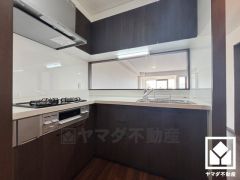 セミオープンのカウンターキッチンなので配膳や片付けがしやすく、お料理中でもお子様の様子が分かって安心です。L型なので作業動線が最短距離で効率良く動けます。