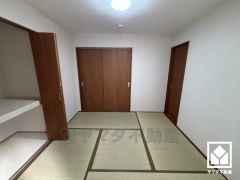 陽光がたっぷり差し込む洗練された和室。温かみのある畳のスッキリとしたデザインが、暮らしを心地よく彩ります。