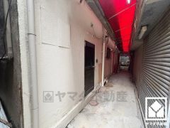 阪神電鉄本線「杭瀬」駅まで徒歩約6分、阪神電鉄なんば線「大物」駅まで徒歩約21分、JR福知山線「尼崎」駅まで徒歩約23分の立地。