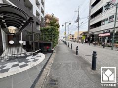 車は西側から、人は北東側のエントランスから出入りする歩車分離設計になっており、安全性にも配慮されています。