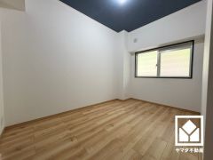 東側洋室です。全居室に窓がございます。明るい陽光がたっぷり差し込む心地よい生活空間です。
