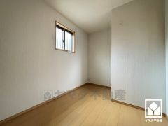 柔らかな光が差し込む洋室、快適で落ち着いた住まい。