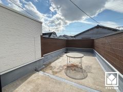 青空とつながるワイドバルコニー。もうひとつのくつろぎ空間。