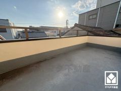 3階南側バルコニーは奥行きがあり広々としています。陽射しを感じながら贅沢な時間を過ごすことができそうです。