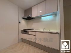 調理に手間がかかりがちな肉や魚を、短時間でサッと焼き上げることができるグリル付き。換気効率が高くお手入れしやすいスリム型のレンジフードも完備。スッキリとしたスタイリッシュなデザインも魅力の一つです。