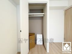 クローゼットは奥行きがあるので、収納力も申し分ありません。お洋服はもちろん、スーツケースなどの大物もしっかり収納できます。