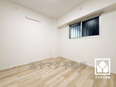 約5.7帖の洋室です。大きな窓からは明るい光が降り注ぎます。柔らかな光が差し込むお部屋で、快適で落ち着いた生活をお送りいただけます。