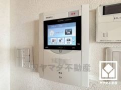 突然の来訪時でも安心なモニター付きインターホンを完備。お留守番中のお子様でも簡単に来訪者の確認ができます。