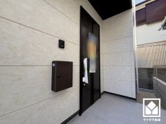 スッキリとしたスタイリッシュなデザインのダイヤル錠付きポストが設置されています。