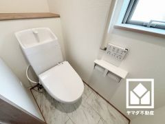 明るく清潔感溢れるトイレです。温水洗浄便座付きで、季節を問わずいつでも温かい便座をお使いいただけます。