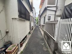 3階に収納力豊富な約4.5帖の収納がございます。お洋服はもちろんアウトドア用品や季節の荷物、趣味の道具や日用品のストックなども収納可能。