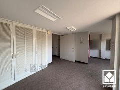 心地よい空間が広がる、清潔で美しいロビー。