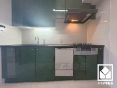 毎日の家事の負担を軽減でき、水道代の節約にもなる食器洗乾燥機付き。