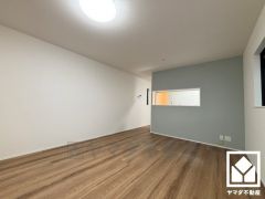 広々15帖のLDKが魅力。家族全員がリラックスできる、ゆったりとした快適リビングで温かい団らんの時間を。