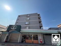 東側ルーフバルコニーのため、朝日が気持ちよく入り爽やかな一日を始められます。74.86平米とたいへん広々としており、陽射しを感じながら贅沢な時間を過ごすことができます。