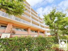 自然と調和するデザインが魅力。四季折々の風景に溶け込む、心地よい住まい。