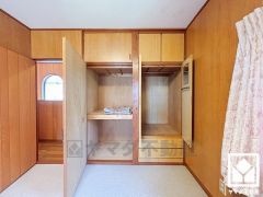 新たに家具を買わなくても良いので、ハンガーパイプ付きのクローゼットは嬉しいですね。