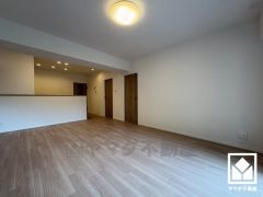 心地よい空間が広がるリビングで、家族みんなが快適に過ごせる時間を提供。