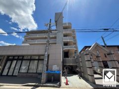 陽光に映える美しい外観。街並みに馴染みながらも、ひときわ目を引く存在感。