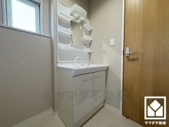 収納豊富でスッキリお使い頂ける洗面台です。洗面ボウルが広めなので、忙しい朝でも身支度がしやすく時短になります。