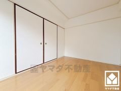 約6帖の洋室です。リビングに隣接する引き戸のお部屋で、一体利用が可能。バルコニーにつながるお部屋で、通風・陽当たりも良好です。
