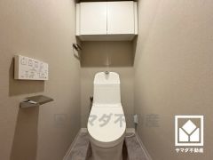 明るく清潔感溢れるトイレです。温水洗浄便座付で快適にお使いいただけます。