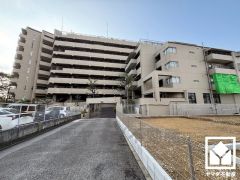 間取り図にはございませんが、約5.1帖の洋室入り口付近のリビング側にも収納が設置されており、住空間を広々お使いいただけます。