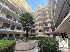 重厚感のあるファサードが、洗練された暮らしを予感させる。品格あるデザインが魅力のマンション。