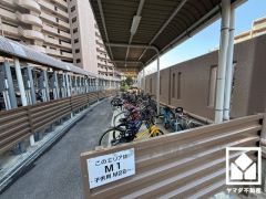 トイレにもトイレットペーパーのストックや消耗品置き場などとしてお使いいただける吊戸棚がございます。