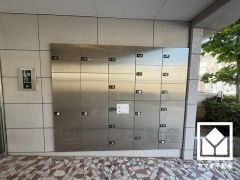 宅配ボックスも完備しています。留守でも安心、荷物の受け取りをスムーズに。